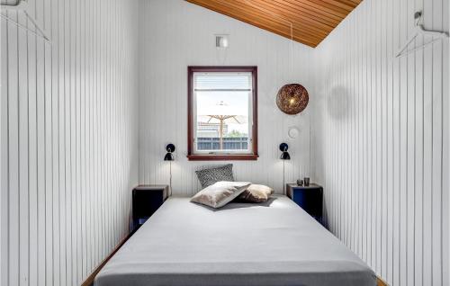 Un dormitorio con una cama grande y una ventana en Awesome Home In Roskilde With House Sea View, en Roskilde