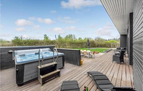 eine Terrasse mit einem Pool an einem Haus in der Unterkunft Amazing Home In Hemmet With Sauna in Hemmet