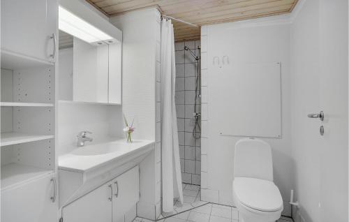 Baño blanco con aseo y lavamanos en Lejl, 226 St,, en Fanø