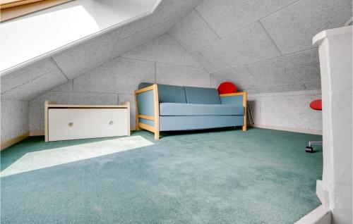 Hejlsにある3 Bedroom Stunning Home In Hejlsの屋根裏部屋(青いソファ付)