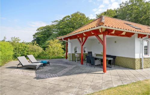een paviljoen met een tafel en stoelen op een patio bij 3 Bedroom Stunning Home In Hejls in Hejls