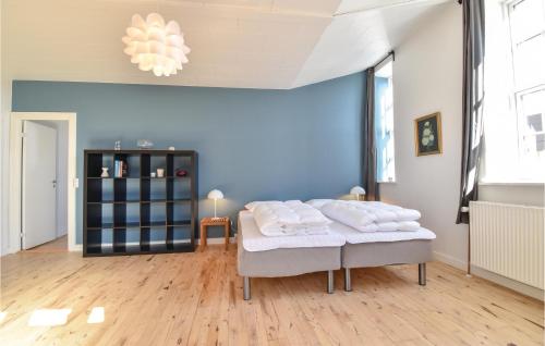 Un dormitorio con una cama con almohadas blancas. en Det Gamle Gasvrk, en Bogense