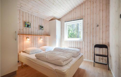 BolilmarkにあるAmazing Home In Rm With 3 Bedrooms, Sauna And Wifiの窓付きの部屋にベッド付きのベッドルーム1室があります。