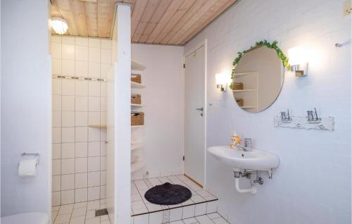 HaslevgårdeにあるBeautiful Home In Hadsund With 2 Bedrooms, Sauna And Wifiの白いバスルーム(シンク、鏡付)