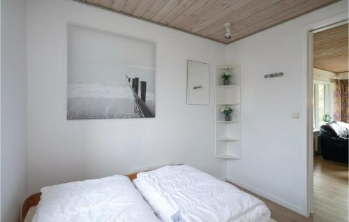 Habitación blanca con cama y una foto en la pared en Awesome Home In Hadsund With Sauna en Haslevgårde