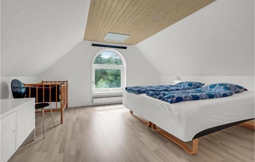 BolilmarkにあるStunning Home In Rm With 3 Bedrooms And Wifiの白いベッドルーム(ベッド1台、窓付)