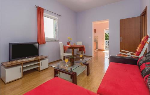 TV a/nebo společenská místnost v ubytování Nice Apartment In Kastel With Kitchen
