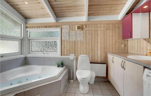 Vester SømarkenにあるStunning Home In Nex With 4 Bedrooms, Sauna And Wifiのバスルーム(バスタブ、トイレ、シンク付)