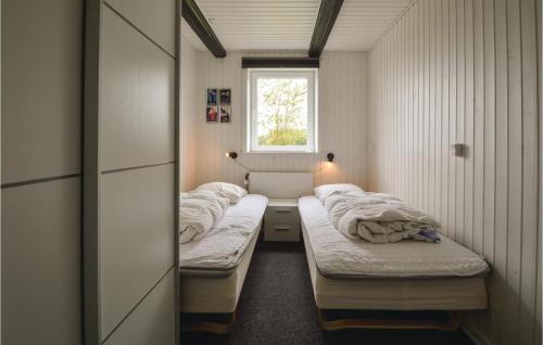 レムにあるBeautiful Home In Skjern With 9 Bedrooms, Wifi And Indoor Swimming Poolの窓付きの部屋のベッド1列