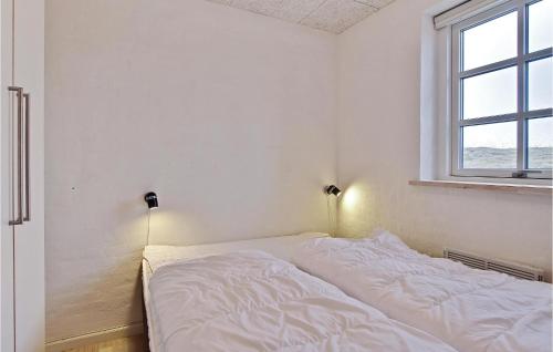 Cama blanca en habitación con ventana en Nice Home In Harbore With Wifi, en Vejlby
