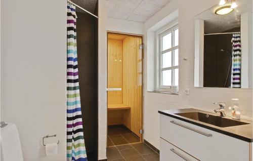 baño con lavabo y ventana en Nice Home In Harbore With Wifi, en Vejlby
