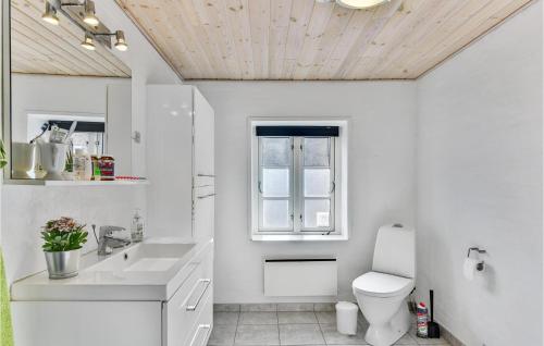 Ένα μπάνιο στο Cozy Home In Hjer With Wifi