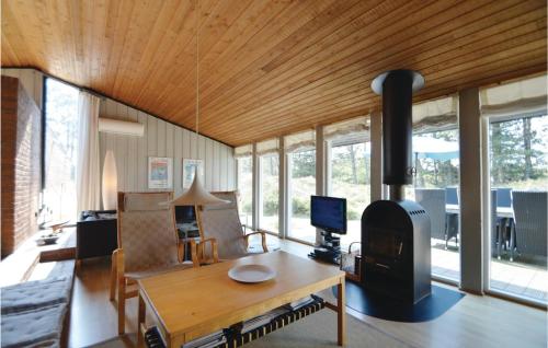 un soggiorno con tavolo e camino di Holiday Home Jtagholmsvej Rømø I a Rømø Kirkeby