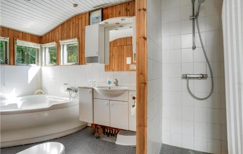 a bathroom with a tub and a sink and a bath tub at Amazing Home In Humble With Sauna in Humble