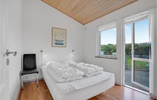 Rúm í herbergi á Nice Home In Vestervig With 3 Bedrooms, Sauna And Wifi