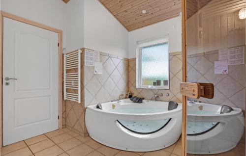 Vestervigにある3 Bedroom Gorgeous Home In Vestervigの大きなバスルーム(大きなバスタブ、窓付)