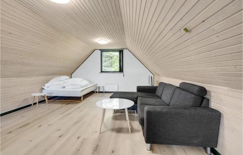 Bøtø Byにある3 Bedroom Gorgeous Home In Vggerlseのリビングルーム(ソファ、テーブル付)