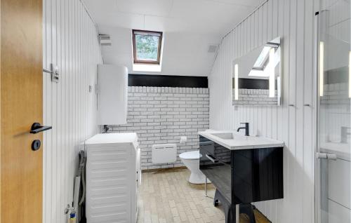 Bøtø Byにある3 Bedroom Gorgeous Home In Vggerlseの白いバスルーム(洗面台、トイレ付)