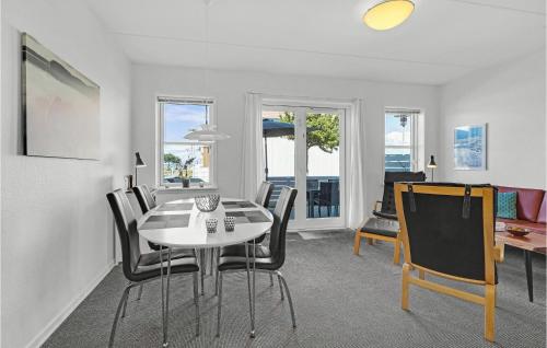 a dining room with a table and chairs at Cozy Apartment In Rudkøbing in Rudkøbing