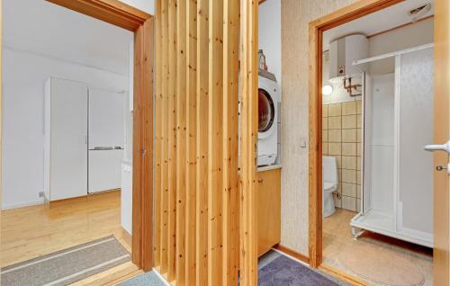 une chambre avec un mur en bois et une buanderie dans l'établissement Beautiful Apartment In Aabenraa With House A Panoramic View, à Åbenrå