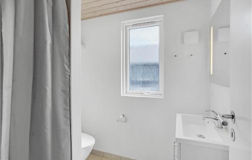 ノーポにあるLovely Home In Nordborg With Indoor Swimming Poolの白いバスルーム(トイレ、窓付)