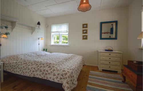 HejlsにあるAmazing Home In Hejls With 2 Bedrooms And Wifiのベッドルーム1室(ベッド1台、ドレッサー、窓付)