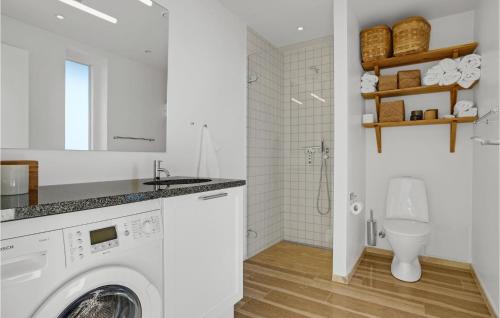 ein Badezimmer mit einer Waschmaschine und einem WC in der Unterkunft Gorgeous Apartment In Nimtofte With Wifi in Nimtofte