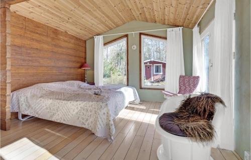 ein Schlafzimmer mit einem Bett und einer Holzdecke in der Unterkunft Lovely Home In Stege With Kitchen in Stege