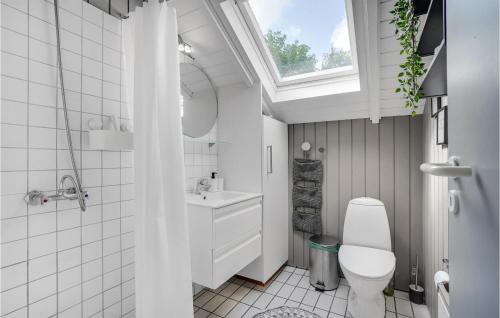 uma casa de banho com um WC, um lavatório e uma janela em Pet Friendly Home In Oksbl With Wifi em Oksbøl