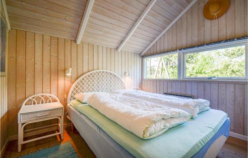 FjellerupにあるGorgeous Home In Glesborg With Kitchenの窓付きの部屋にベッド付きのベッドルーム1室があります。