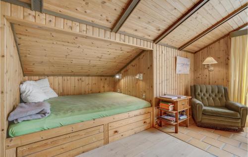 um quarto com uma cama e uma cadeira num quarto em Lovely Home In Hjby With Wifi em Højby