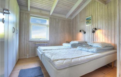 Øster HurupにあるAwesome Home In Hadsund With 3 Bedrooms, Sauna And Wifiのベッドルーム1室(大型ベッド1台付)