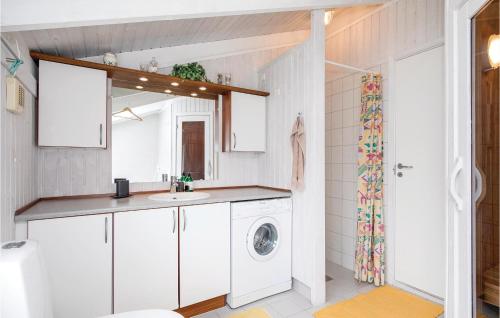 Øster HurupにあるAwesome Home In Hadsund With 3 Bedrooms, Sauna And Wifiのバスルーム(洗濯機、シンク付)