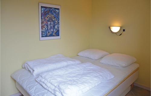 een slaapkamer met twee witte kussens op een bed bij Amazing Home In Mesinge With House Sea View in Mesinge