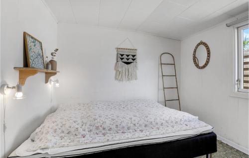 BalkeにあるBeautiful Home In Nex With Kitchenの白いベッドルーム(ベッド1台、鏡付)