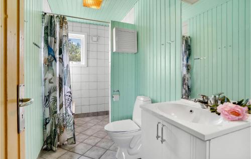 uma casa de banho com um WC, um lavatório e um chuveiro em Gorgeous Home In Rm With Kitchen em Bolilmark