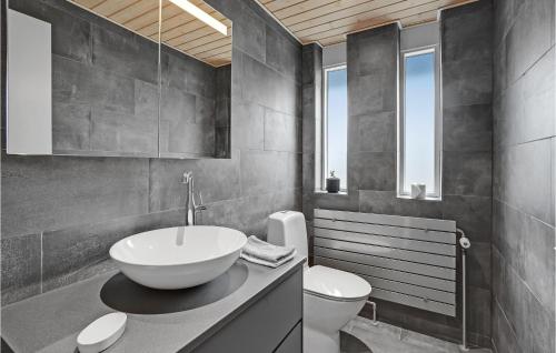 y baño con lavabo y aseo. en Beautiful Home In Krus With Kitchen, en Kruså