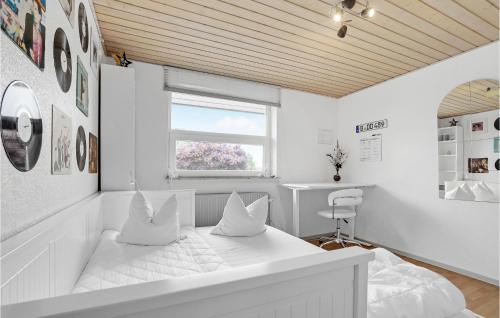 Dormitorio blanco con cama con almohadas en Beautiful Home In Krus With Kitchen, en Kruså