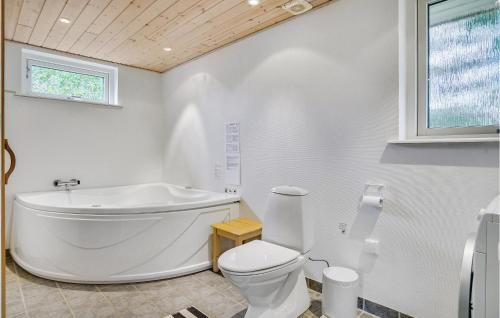 Bøtø ByにあるAmazing Home In Vggerlse With 3 Bedrooms, Sauna And Wifiの白いバスルーム(バスタブ、トイレ付)