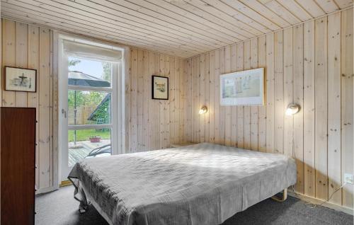 Bøtø ByにあるAmazing Home In Vggerlse With 3 Bedrooms, Sauna And Wifiの窓付きの部屋にベッド付きのベッドルーム1室があります。
