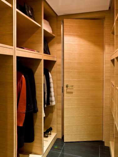  Hotel Marignan Champs-Elysées -  Chambre  photo :   Tea/Coffee maker    Minibar    Bath                           