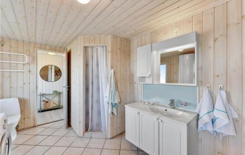 BjerregårdにあるNice Home In Hvide Sande With Saunaのバスルーム(白い洗面台、鏡付)