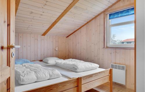 セビーにあるStunning Home In Sby With 3 Bedrooms, Sauna And Wifiの窓付きの部屋にベッド2台が備わる部屋