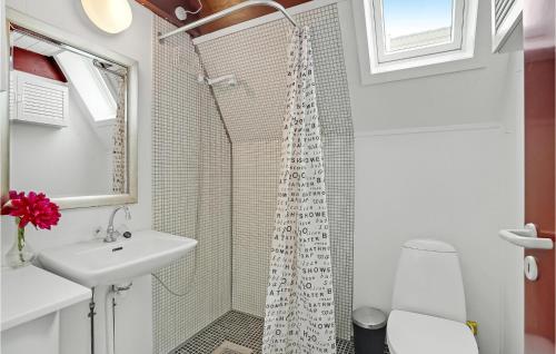 y baño con cortina de ducha y lavamanos. en Beautiful Home In Gedser With 2 Bedrooms And Wifi, en Gedser