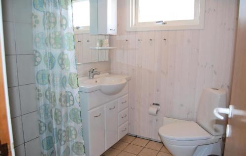 Bolilmarkにある3 Bedroom Cozy Home In Rmのバスルーム(洗面台、トイレ付)、窓が備わります。