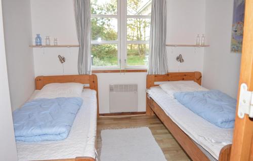 Bolilmarkにある3 Bedroom Cozy Home In Rmの窓付きの小さな部屋のベッド2台