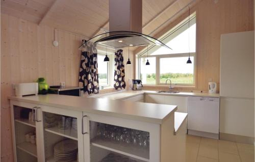 Bøtø Byにある3 Bedroom Lovely Home In Vggerlseのキッチン(シンク付)、大きな窓が備わります。