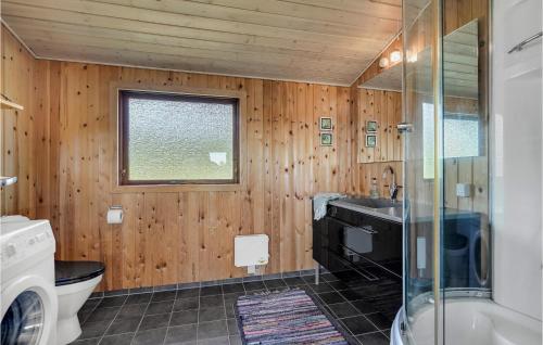 Koupelna v ubytování Cozy Home In Skjern With Kitchen