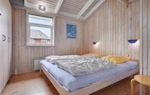 StokkebroにあるAmazing Home In Grenaa With 3 Bedrooms, Sauna And Wifiの窓付きの部屋にベッド付きのベッドルーム1室があります。