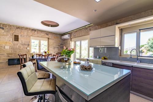 Η κουζίνα ή μικρή κουζίνα στο Cretan Nature Villa Alexandra